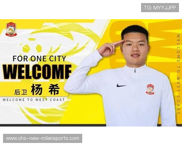 上海海港杨希卡住第一落点，头球解围干净利落